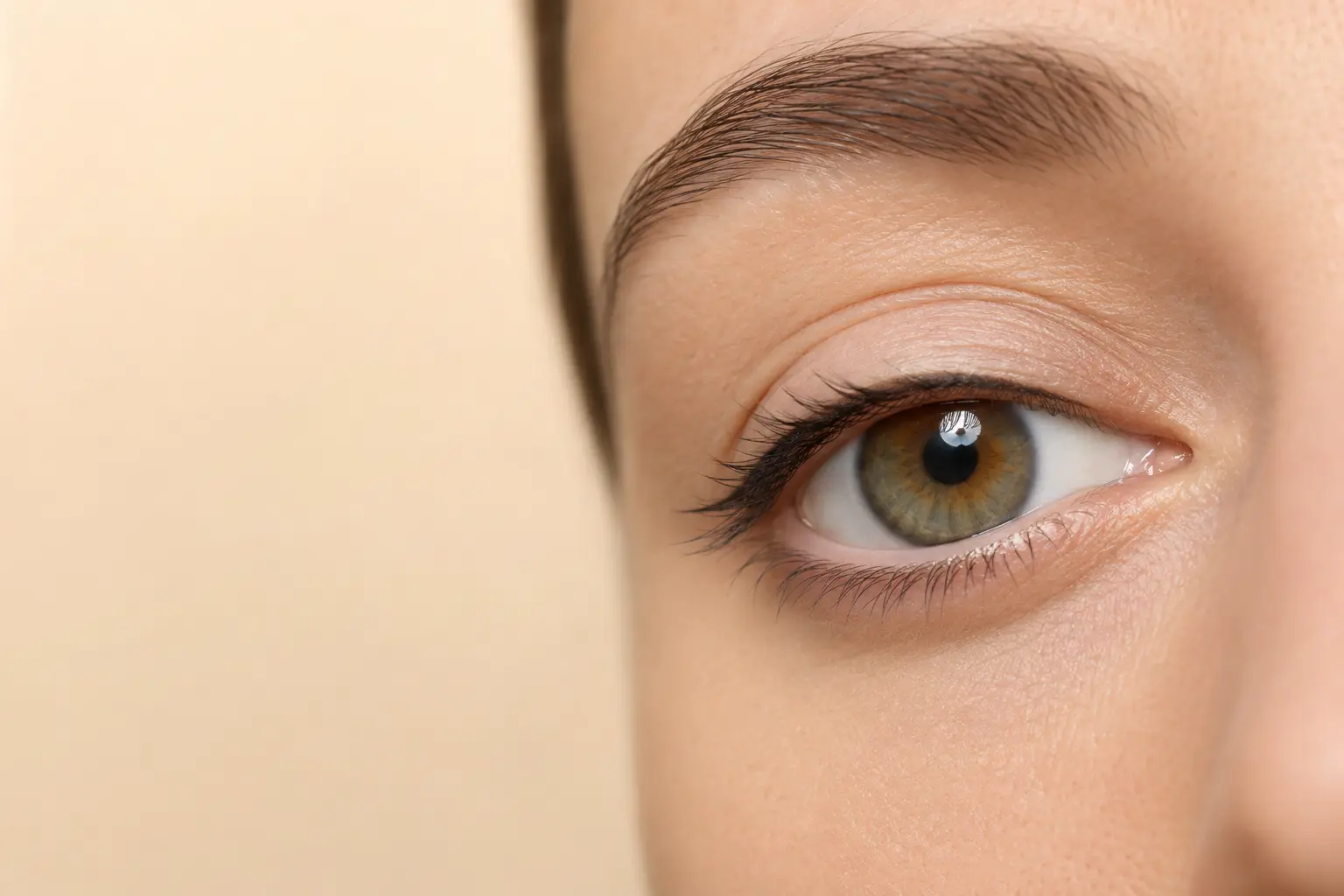 Kalıcı eyeliner ince çizgi görünümü